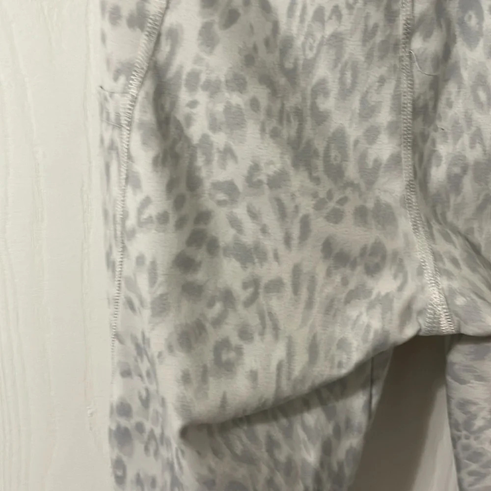 💰Jockey Animal Print Capris Leggings With Pockets Size Small - Picture 6 of 6